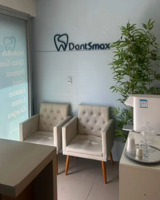 Sala de espera da DentSmax com o logo na parede