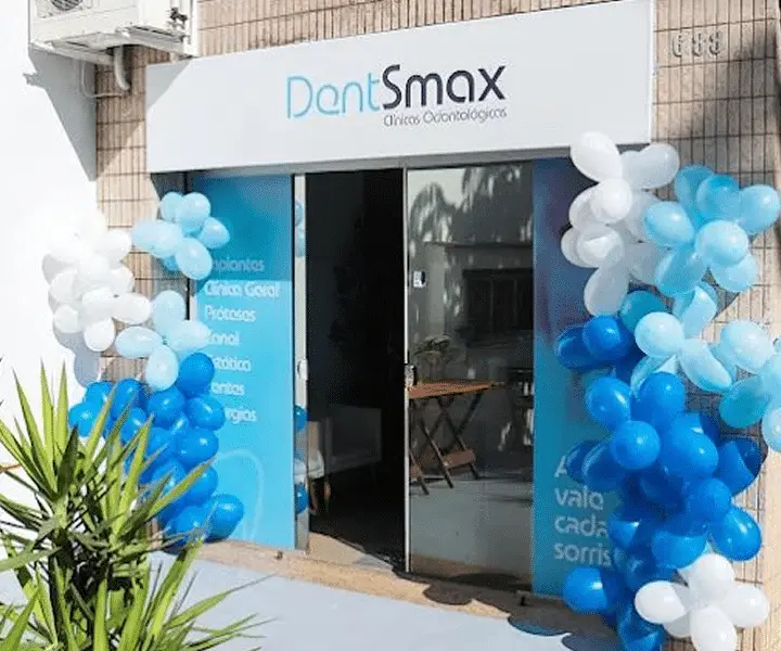 Fachada da DentSmax na Rua Oscar Trompowsky, no Gutierrez